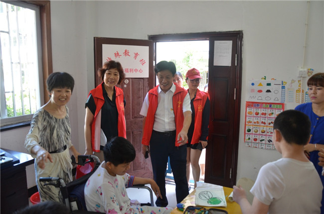 城投集團(tuán)開展“傳承紅色基因，敬老愛幼先行” 現(xiàn)場(chǎng)獻(xiàn)愛心活動(dòng)