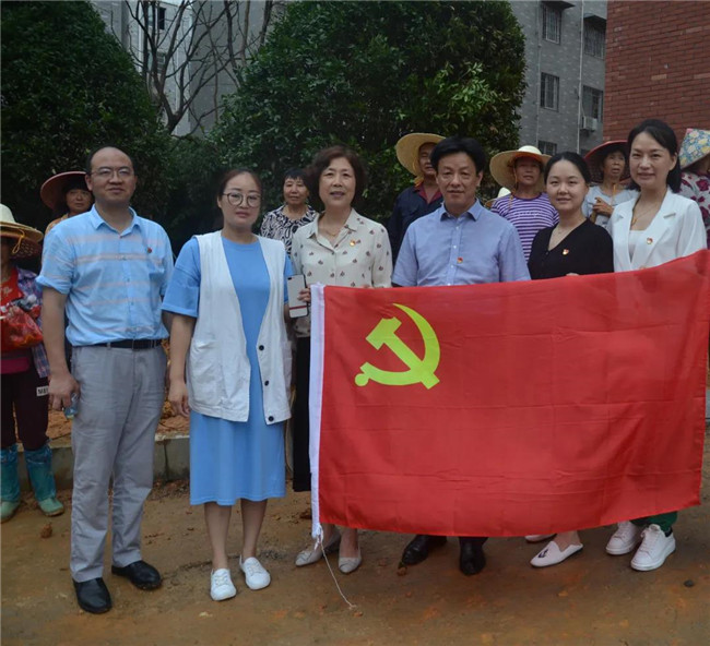 炎炎夏日送清涼，點滴關(guān)懷暖人心——城投集團各黨支部開展“送清涼”慰問一線員工活動