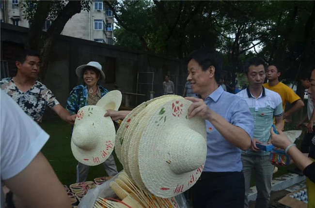 炎炎夏日送清涼，點滴關(guān)懷暖人心——城投集團各黨支部開展“送清涼”慰問一線員工活動
