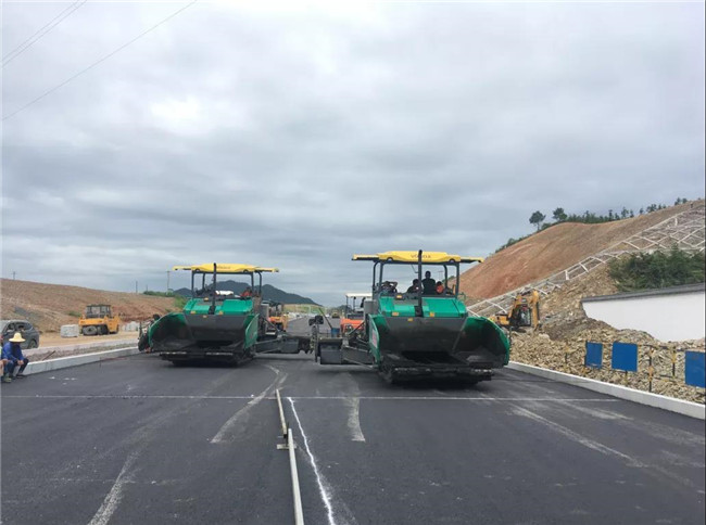 景德鎮(zhèn)這條道路進(jìn)入瀝青攤鋪階段，機(jī)場直達(dá)景北高鐵站的“最后一公里”即將通車
