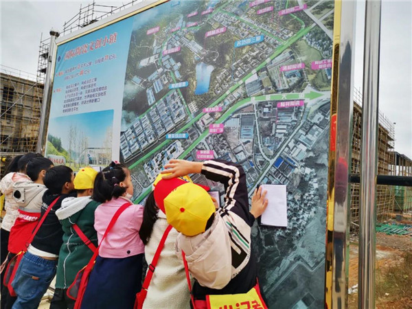 “千人市民觀察團(tuán)”走進(jìn)城投集團(tuán)龍山湖公園、陶瓷產(chǎn)業(yè)加速基地等項(xiàng)目