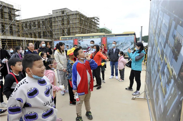 “千人市民觀察團(tuán)”走進(jìn)城投集團(tuán)龍山湖公園、陶瓷產(chǎn)業(yè)加速基地等項(xiàng)目