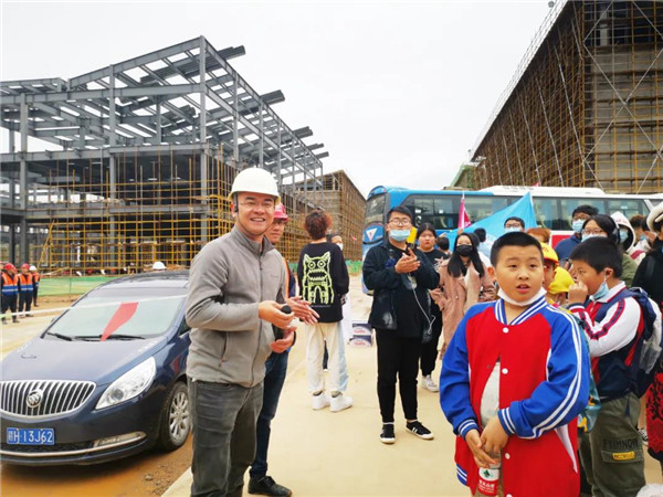 “千人市民觀察團(tuán)”走進(jìn)城投集團(tuán)龍山湖公園、陶瓷產(chǎn)業(yè)加速基地等項(xiàng)目