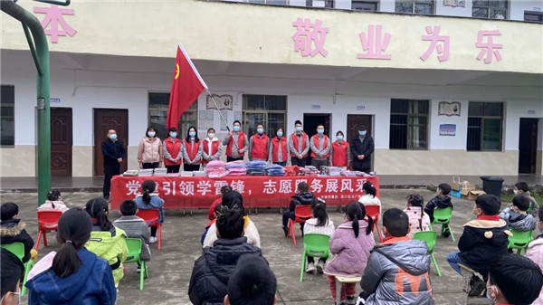 市城投集團開展“黨建引領學雷鋒，志愿服務展風采”送溫暖活動