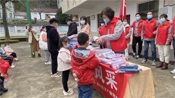 市城投集團開展“黨建引領學雷鋒，志愿服務展風采”送溫暖活動