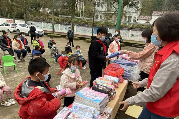 市城投集團開展“黨建引領學雷鋒，志愿服務展風采”送溫暖活動