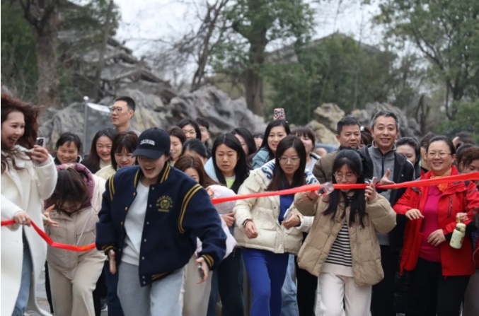 市城投集團(tuán)開展“團(tuán)結(jié)一心 拼搏進(jìn)取 奮戰(zhàn)2025”迎新年登山、健步走活動(dòng)